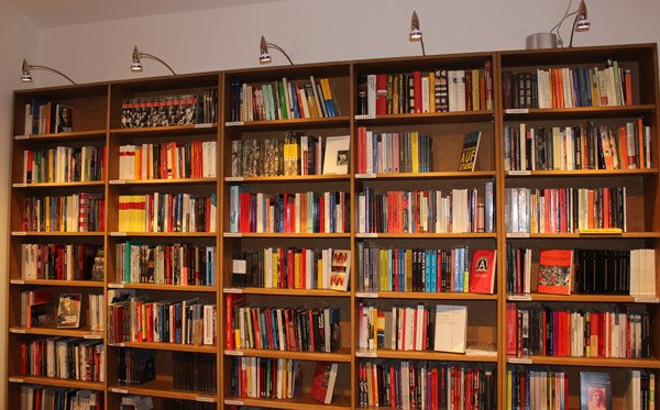 Bücherregal Anarchistische Buchhandlung Wien